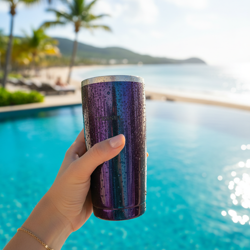 Tumbler en poolside con vista al mar