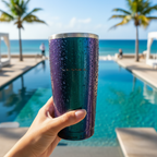 Tumbler en poolside con vista al mar